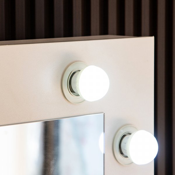 Facada sminkbord med spegel och belysning Facada sminkbord med spegel och belysning