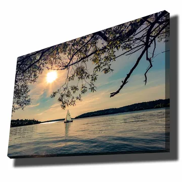 Canvastavla 70x100 cm - Segelbåt glider fram över en spegelblanka sjö under en solig himmel - Blå / Grön / Gul - Products - Inredning - Tavlor & posters - Canvastavla