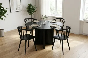 Edda Matgrupp runt 110 cm Svart med 4 Tyrö Matstolar - Svartlaserad ek - Products - Möbler - Bord & matgrupp - Matgrupp