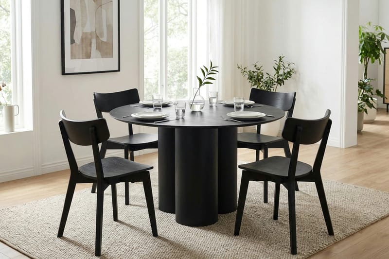 Juno Matgrupp 110 cm runt i Svart med 4 Amelia Matstolar - Svart - Products - Möbler - Bord & matgrupp - Matgrupp