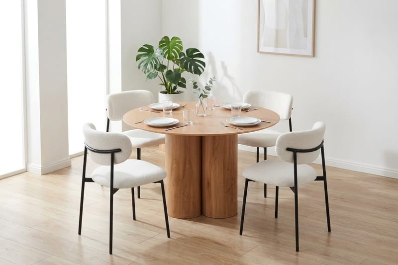 Juno Matgrupp runt 110 cm Ek med 4 Lucy Matstolar - Ek - Products - Möbler - Bord & matgrupp - Matgrupp
