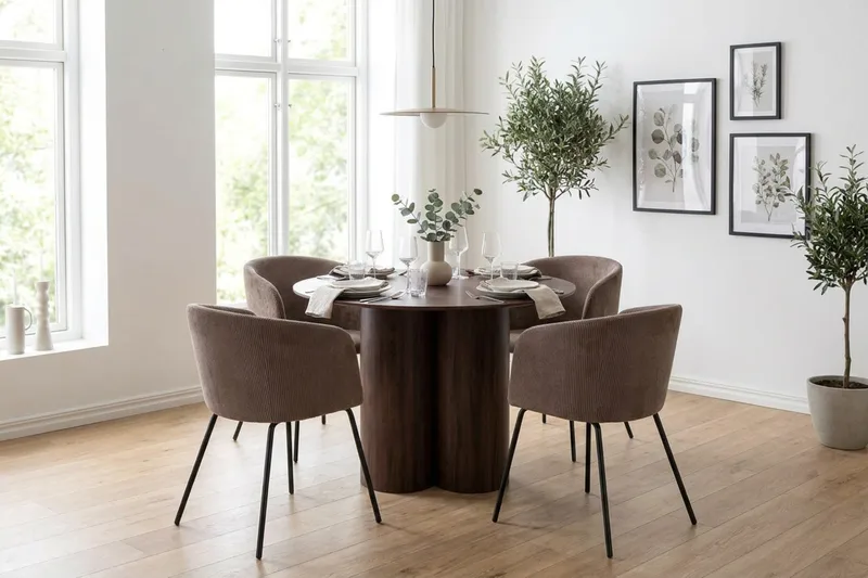 Juno Matgrupp runt 110 cm Valnöt med 4 Berit Matstolar - Valnöt - Products - Möbler - Bord & matgrupp - Matgrupp