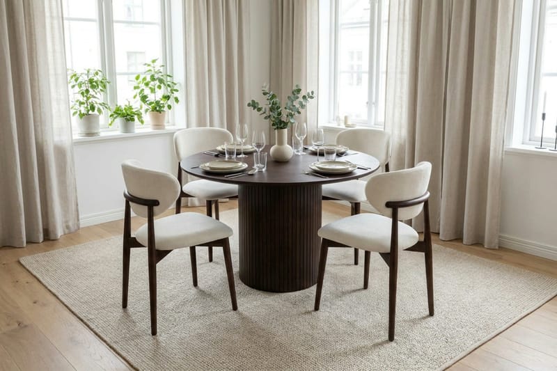 Kopparbo Matgrupp runt 110 cm Rökt Ek med 4 Molly Matstolar - Rökt ek - Products - Möbler - Bord & matgrupp - Matgrupp