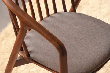 Noira Matgrupp 120 cm Runt Matbord med 4 Noira Stolar - Valnöt - Products - Möbler - Bord & matgrupp - Matgrupp