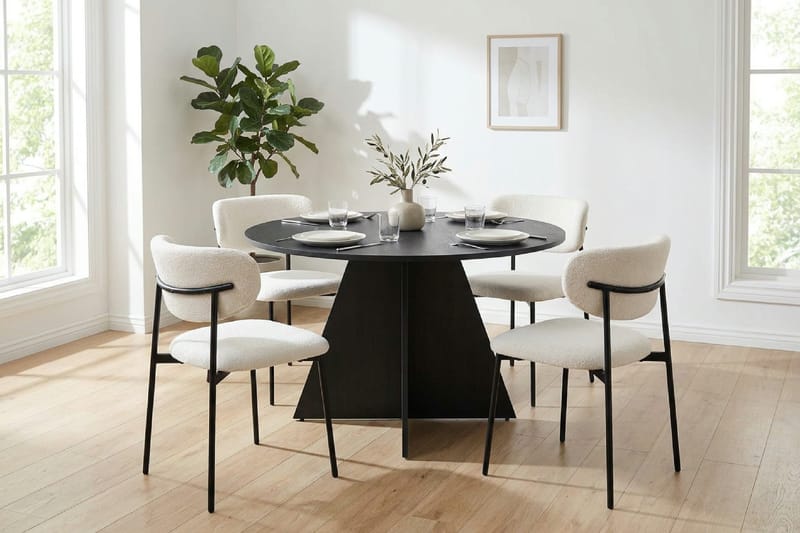 Vera Matgrupp runt 110 cm Svart med 4 Lucy Matstolar - Svart - Products - Möbler - Bord & matgrupp - Matgrupp