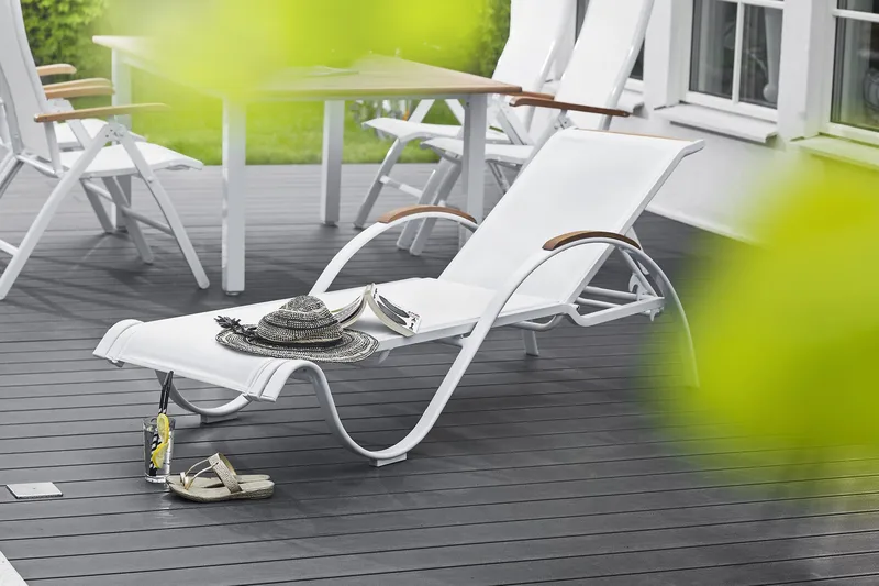 Nydala Solsäng Vit/Teak - Hillerstorp - Products - Utemöbler & utemiljö - Utestol & trädgårdsstol - Solsäng & solvagn