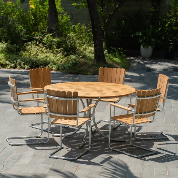Mllan udendrsgruppe i teak: 6 lnestole med spisebord 130 cm