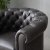 Royal Chesterfield lnestol i mrkebrunt kunstlder + Mbelplejest til tekstiler