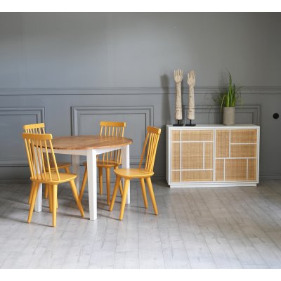 Dalsland spisegruppe: Rundt bord i Eg/Hvid med 4 gule stokstole