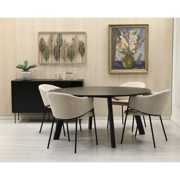 Freddy spisegruppe i sortbejdset eg; stort rundt spisebord med 4 beige Stacey stole