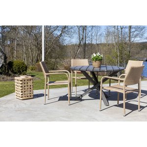 Scottsdale udespisegruppe med 4 stk armstole (stabelvenlige) og spisebord Ø112 cm - Natur + Møbelplejesæt til tekstiler Scottsdale udespisegruppe med 4 stk armstole (stabelvenlige) og spisebord Ø112 cm - Natur + Møbelplejesæt til tekstiler