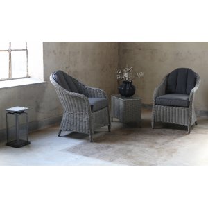 Solhaga udendørs møbelsæt 2 lænestole med bord - Grå polyrattan + Møbelplejesæt til tekstiler